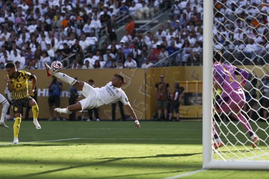 EAST RUTHERFORD, NEW JERSEY - JULY 05: Kylian Mbappe of Real Madrid CF scores the teams third goal with overhead kick during the FIFA Club World Cup 2025 quarter-final match between Real Madrid CF and Borussia Dortmund at MetLife Stadium on July 5, 2025 in East Rutherford, United States. (Photo by Qian Jun/Sports Press Photo/Getty Images)