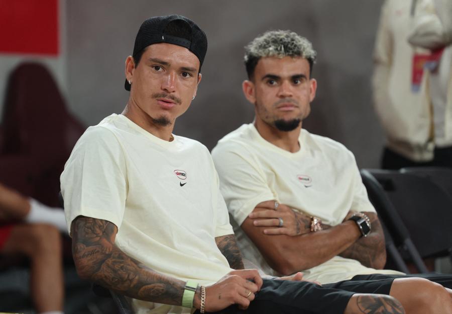 Liverpool's Darwin Núñez and Luis DÃaz seated together.