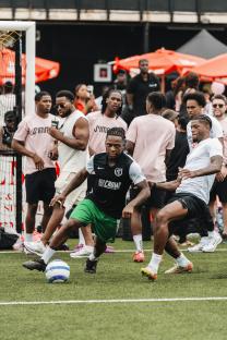 Alex Iwobi playing soccer.