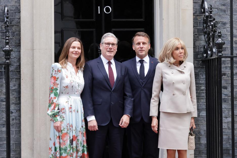 Prime Minister Keir Starmer, his wife, President Macron, and Brigitte Macron outside 10 Downing Street.