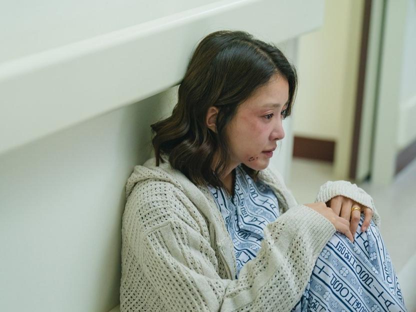 Lee Si Young Sinks Into Despair In “Salon De Holmes” 4
