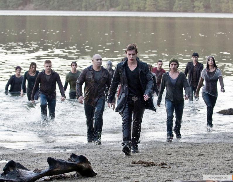 Scene from The Twilight Saga: Eclipse showing a group of vampires emerging from a lake.