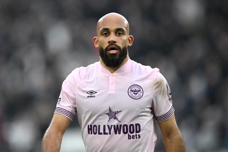 Bryan Mbeumo of Brentford in a pink soccer jersey.