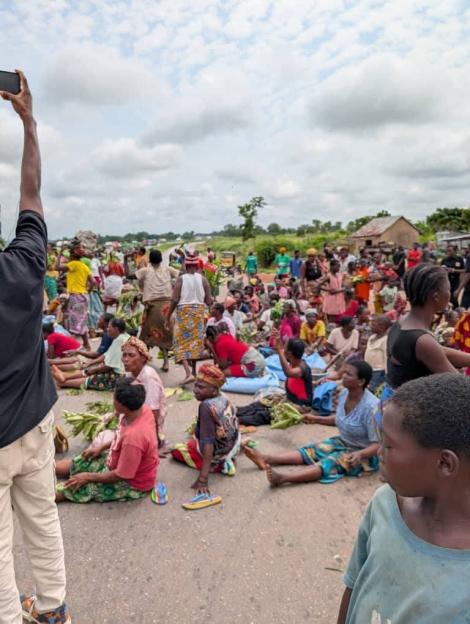 BREAKING: Benue IDPs block highway, demand return to ancestral homes 3