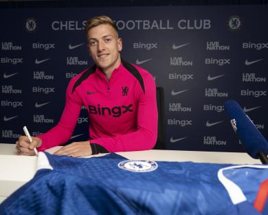 Liam Delap signing a Chelsea F.C. jersey.