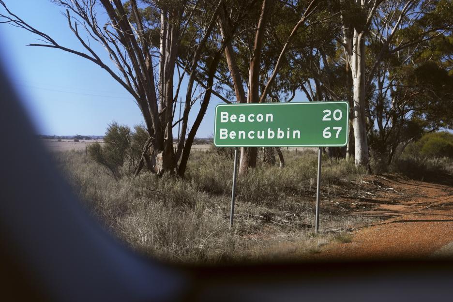 Road sign indicating distances to Beacon (20 km) and Bencubbin (67 km).