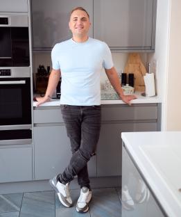 Portrait of Jessie Jeff in his kitchen.