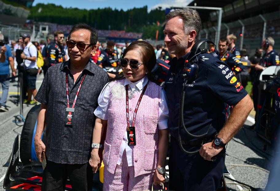 Christian Horner with Chalerm and Daranee Yoovidhya at a Formula One race.