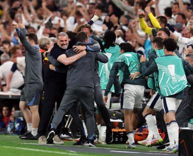 Tottenham Hotspur manager Ange Postecoglou celebrates with his team.