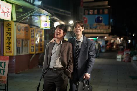 Lee Je Hoon, Yoo Hae Jin, Son Hyun Joo, And More Navigate A Financial Crisis In New Film &#8220;Big Deal&#8221; 6
