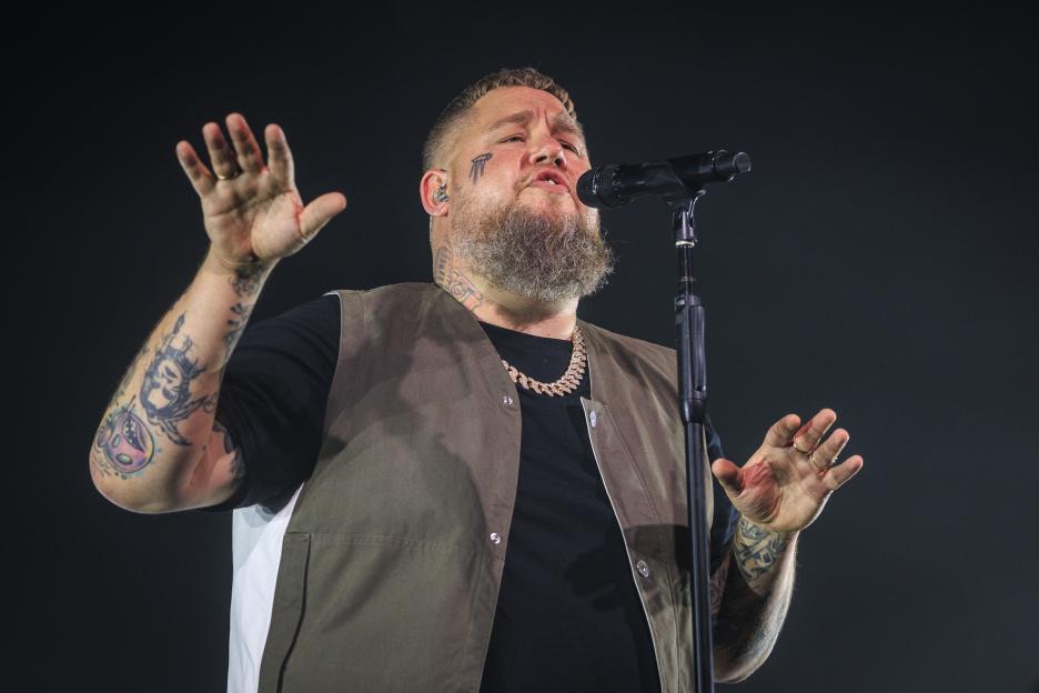 Rag'n'Bone Man performing on stage.