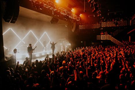 Huge UK rock band play final ever gig after 20 years together – leaving fans devastated