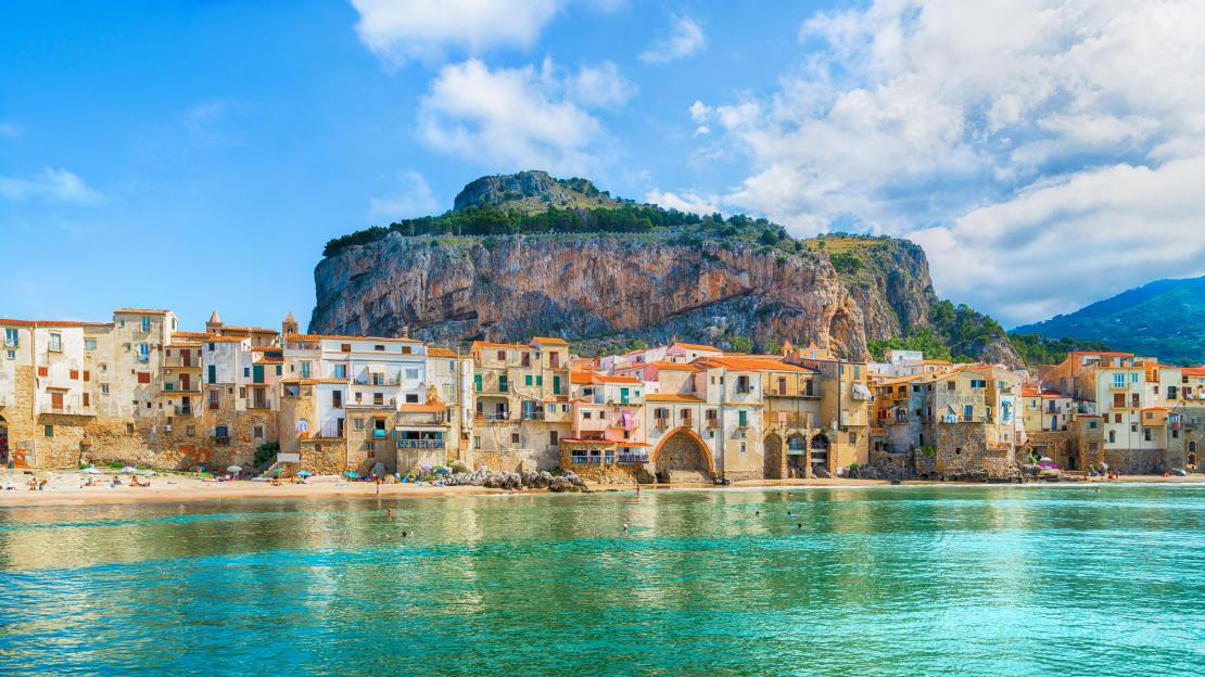 T3h4w4-cefalu-medieval-village-sicily-1016012703