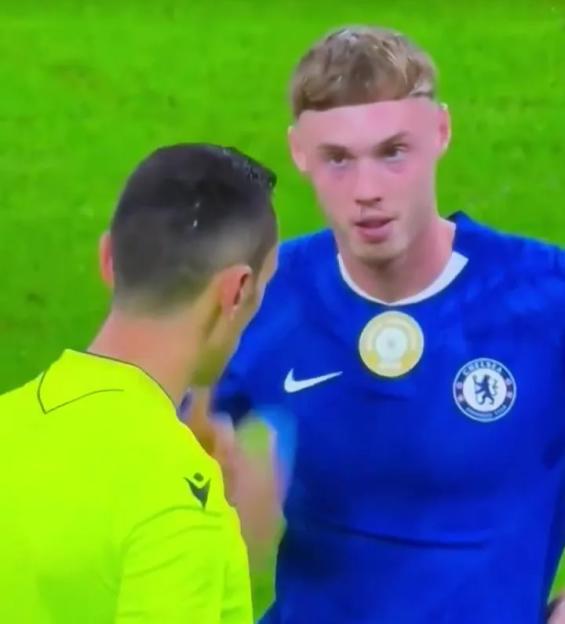 Moment referee ‘tells Cole Palmer about bogey’ before Chelsea star awkwardly wipes it away