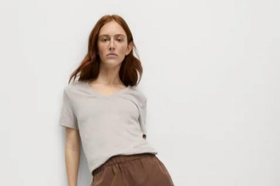 M&S’ £15 ‘easy-to-wear’ shorts are ‘flattering on mum-tums’ & the lightweight fabric is ideal for hot weather or holiday