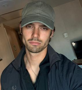 Nikita Darwin, a 22-year-old man who resembles Joe Goldberg from the Netflix series *You*.