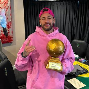 Neymar Jr. holding his Samba Gold 2022 award.
