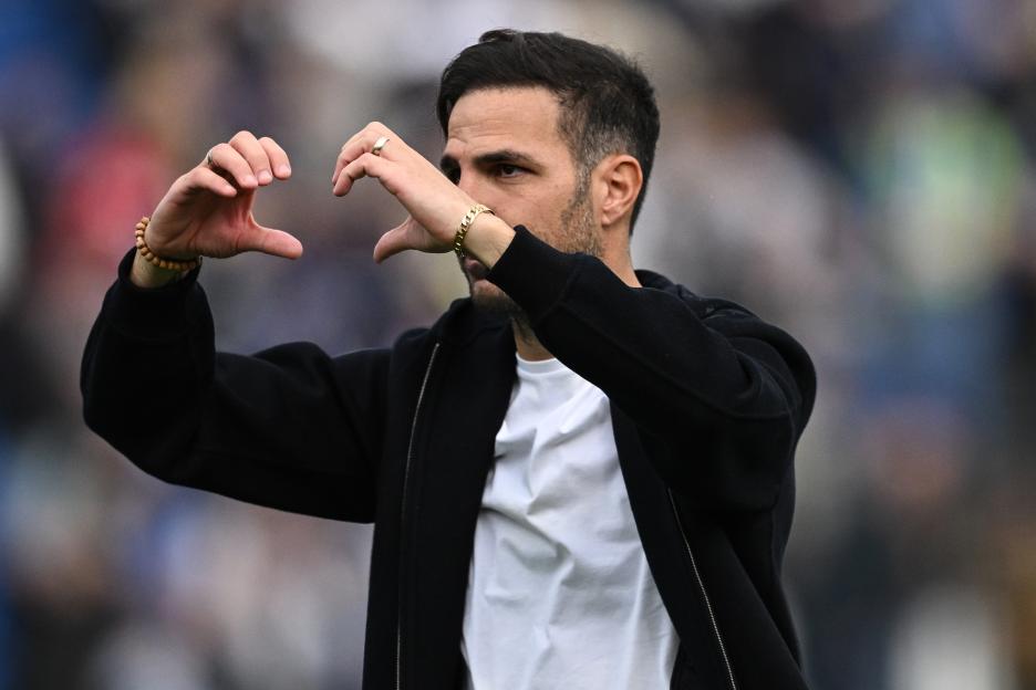 Cesc Fàbregas of Como celebrates at the end of the match.
