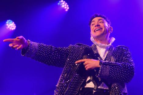 Pop singer shocked as super-famous lookalike crashes his gig – and has fans seeing double