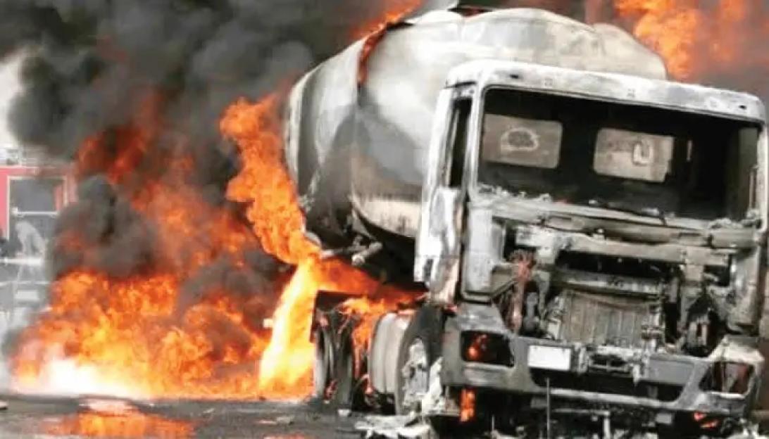 Fuel tanker explodes in Niger