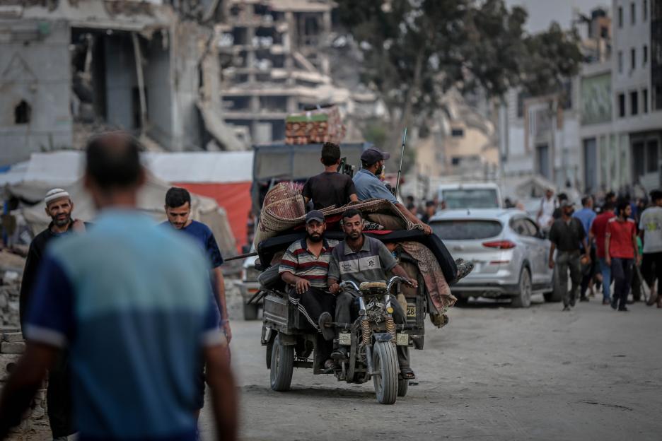 Palestinians, including children, in Gaza City center migrate towards the southern regions due to intense attacks and mandatory evacuation warnings.