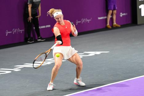 Francesca Jones playing tennis at the Transylvania Open.