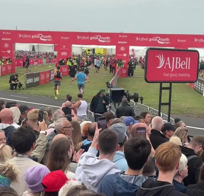 Tommy Fury shoves a rival during the Great North Run.