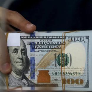 US dollar slumps against euro on stop-start tariffs