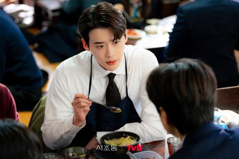 Lee Jong Suk Is A Skilled Associate Lawyer Who Enjoys Stability And Hearty Meals In &#8220;Law And The City&#8221; 3