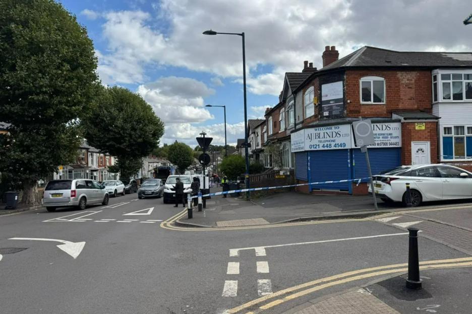Cops launch urgent manhunt for killer after ‘builder in his 40s stabbed to death in home’