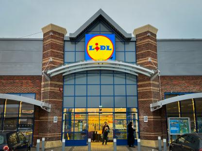 a store front with a sign that says ' lidl ' on it