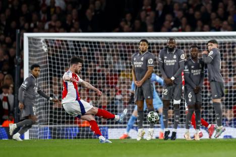 Declan Rice of Arsenal scoring a free kick.
