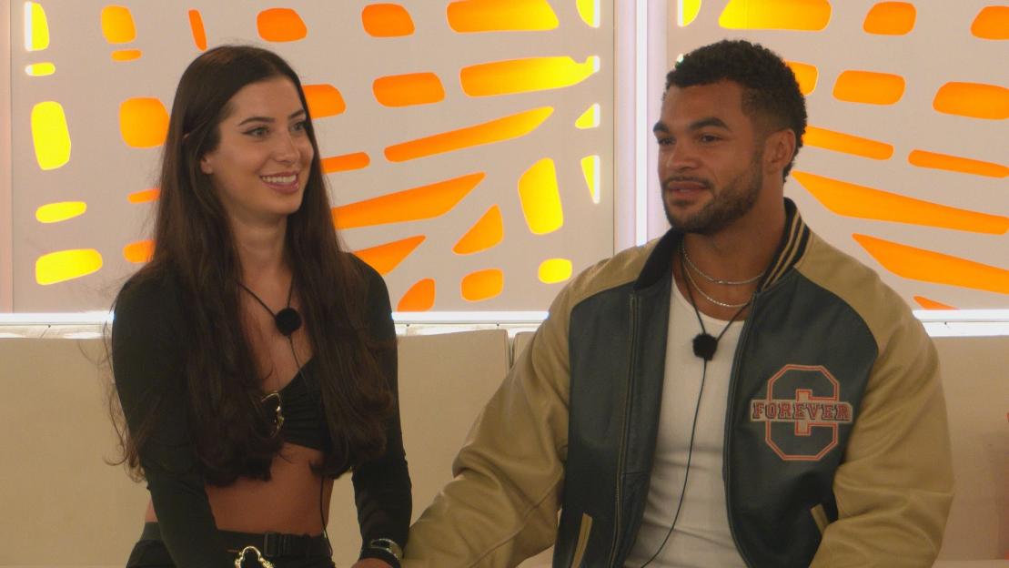 Yasmin Pettet and Jamie Allen talking on Love Island.
