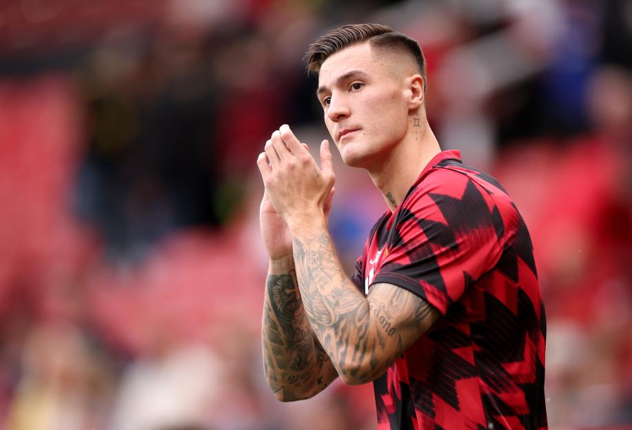 Benjamin Sesko of Manchester United warming up.