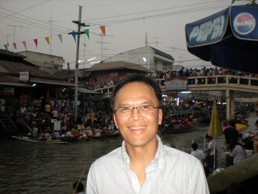 Portrait of Thongbue "Bue" Wongbandue at a floating market.