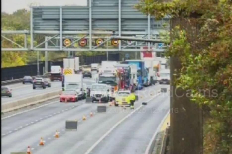 M1 Comes to a Standstill Due to Major Oil Spill: Drivers Stuck in 90-Minute Delays and Miles of Traffic!