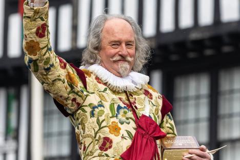 William Shakespeare impersonator quits after being accused of making racist remarks