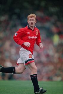 Paul Scholes playing soccer for Manchester United.