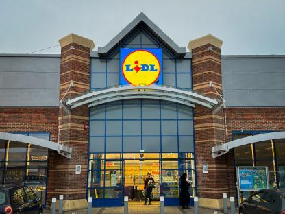 a store front with a sign that says ' lidl ' on it