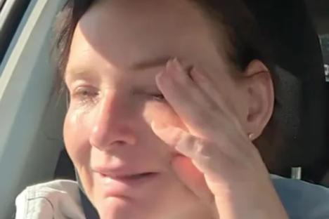 Single mum sobs as she asks strangers to help pay her bills – but trolls tell her to ‘stop begging’ & ‘use her savings’
