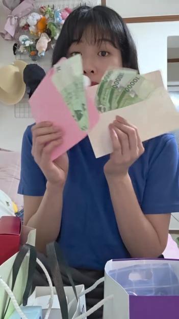 Job hunter shows huge haul of CASH & bags of skincare she got from going to interviews in Korea & Brits are very jealous