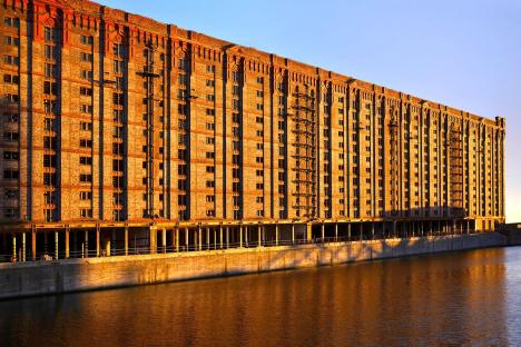 Huge abandoned UK warehouse is being transformed in £250m revamp with European-style cafes, bars & leisure centre