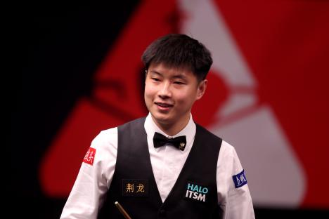 Zhao Xintong of China at a snooker match.