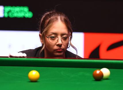 Referee Desislava Bozhilova at a snooker match.