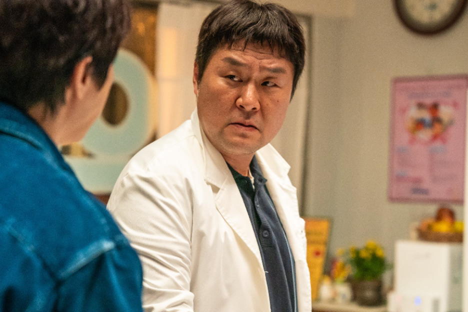 Yoon Kyung Ho Hesitantly Aids Jo Jung Suk In Protecting His Daughter In New Film “My Daughter Is A Zombie”