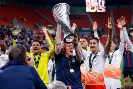David Moyes of West Ham United holding the UEFA Europa Conference League trophy.