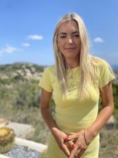 Danni Menzies in a yellow dress.