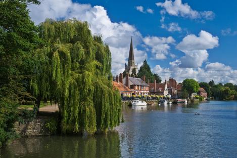 River Thames at Abingdon, Oxfordshire, with boats and buildings.
