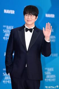 Stars Grace The Red Carpet At 61st Baeksang Arts Awards 9