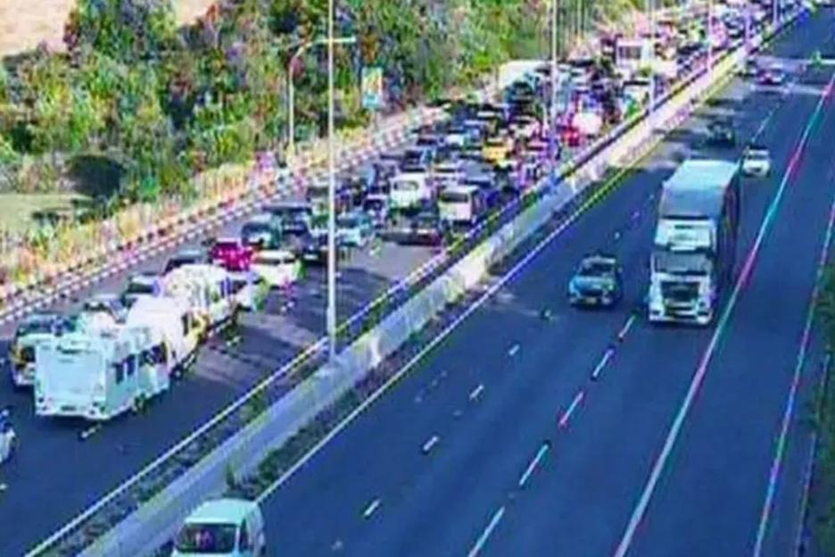 M4 closed in BOTH directions after huge power failure with drivers warned motorway is ‘unsafe to use’